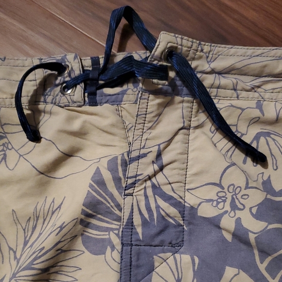 Patagonia Men's Floral Tan and Gray Board Shorts - Picture 4 of 6